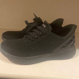 Black Kizik shoes women’s size 7